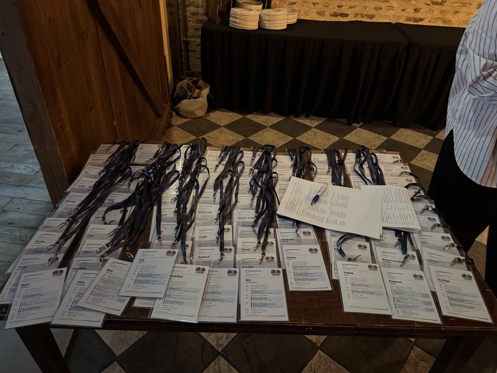 De naambadges klaar op tafel voor de inloop