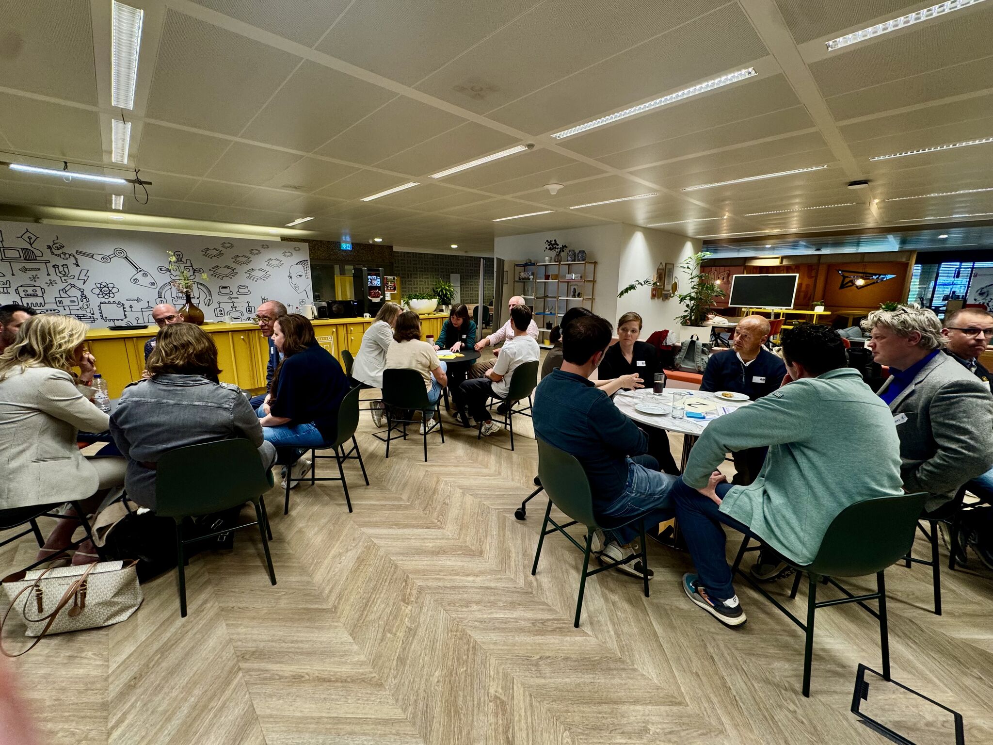 Tafelgesprekken tijdens de eerste LAI-meeting, Brightlands AI Hub Heerlen